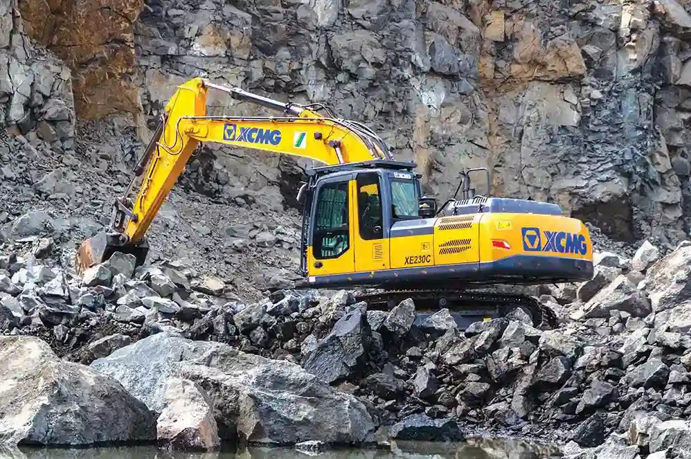 desi-machines-xcmg-excavator-xe230c-featured.jpg (1)