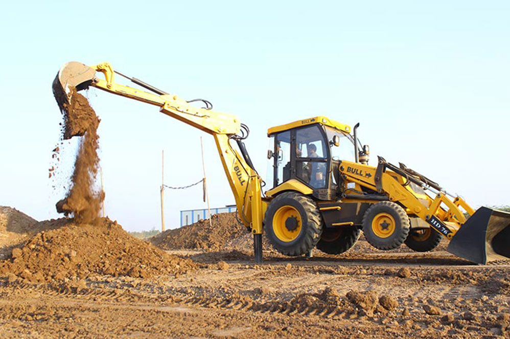 desi-machines-backhoe-loader-bull-hd76-2wd-1