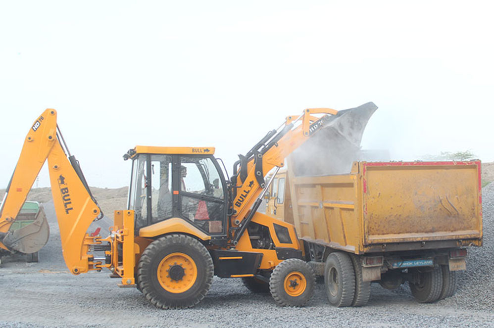 desi-machines-backhoe-loader-bull-hd76-2wd-2