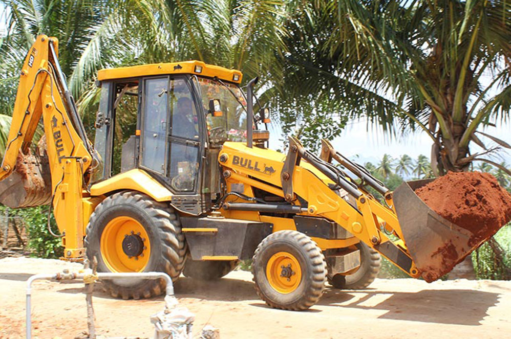 desi-machines-backhoe-loader-bull-hd76-2wd-4