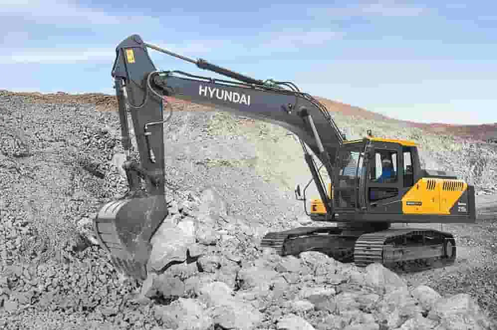 desi-machines-hyundai-r215l-smart-x-plus-excavator-featured-image (1) (1)